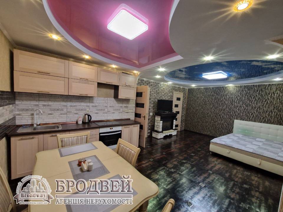 1000variantiv Real Estate